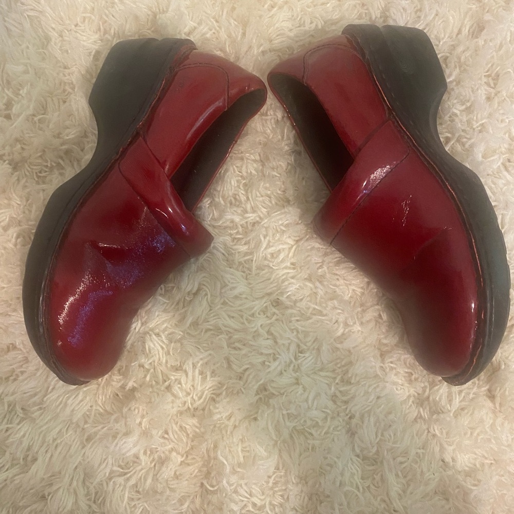 boc by Born Red comfort clogs with Glossy Finish 7.5